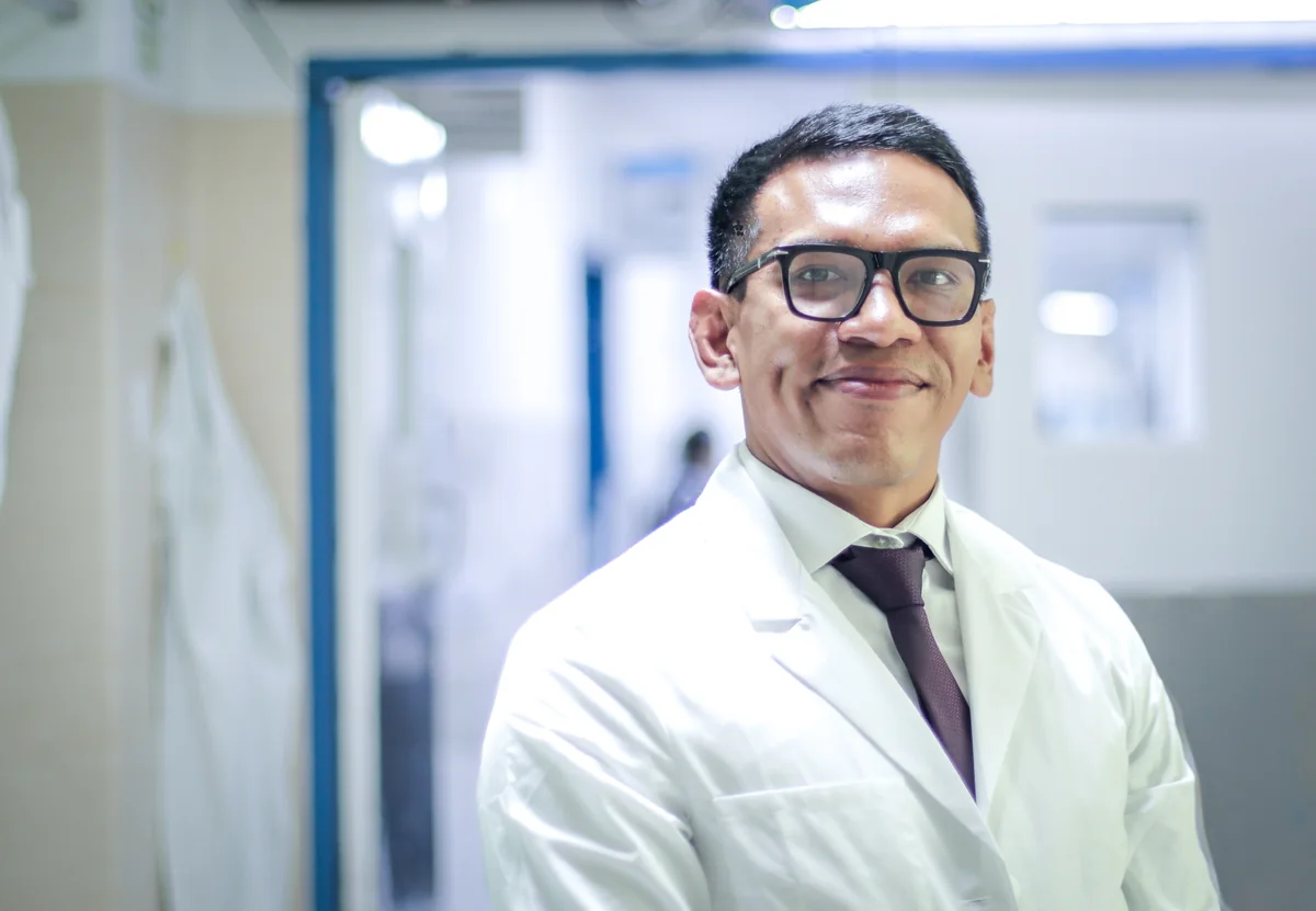 Dr. Jean Hernandez en entorno hospitalario